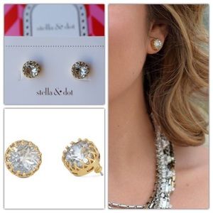 NWT- Stella & Dot Nancy Studs in gold